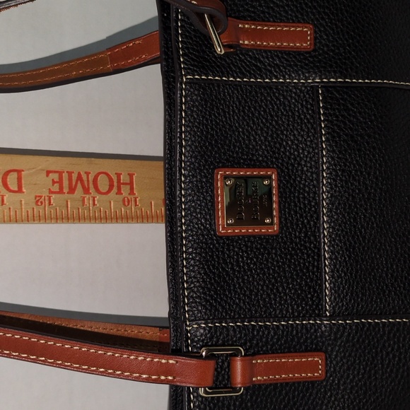 Pebbled Black Dooney & Bourke Learher Tote Red Lining - Picture 11 of 17